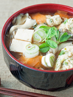 栄養満点!豆苗入り鶏だんごのみそ汁-レシピのメイン写真