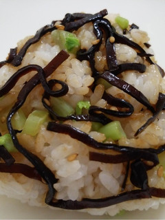 昆布佃煮&なんちゃって葉わさび*おにぎり-レシピのメイン写真