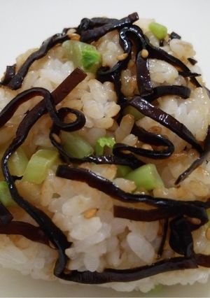 昆布佃煮＆なんちゃって葉わさび*おにぎり-レシピのメイン写真