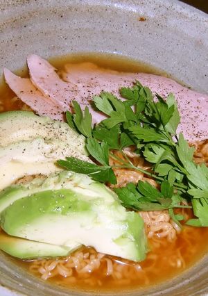 アボカド入りインスタントラーメンのランチ-レシピのメイン写真