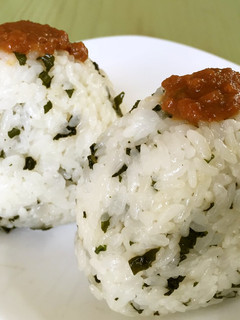 ☆醤油香るわかめ 肉味噌 おにぎり-レシピのメイン写真