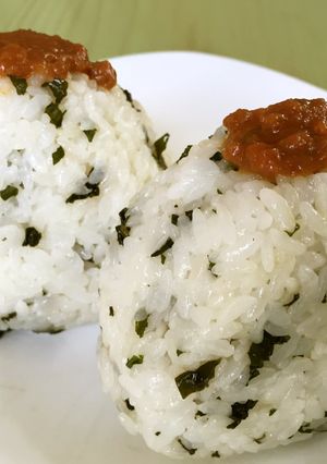 ☆醤油香るわかめ 肉味噌 おにぎり-レシピのメイン写真