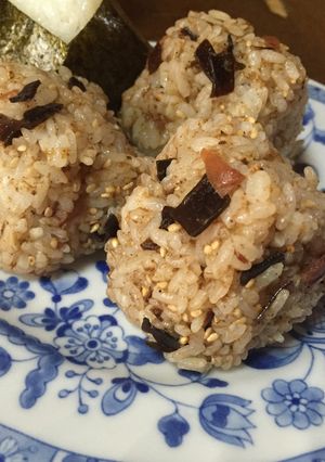 おかか昆布と梅のおにぎり-レシピのメイン写真