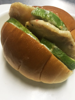 鶏むね肉とアボカドのチリマヨサンド-レシピのメイン写真