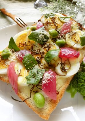 茹で卵×酢漬玉葱の塩昆布バジルトースト-レシピのメイン写真