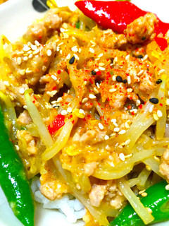 ひき肉ともやしと韓国唐辛子の辛味噌炒め丼-レシピのメイン写真