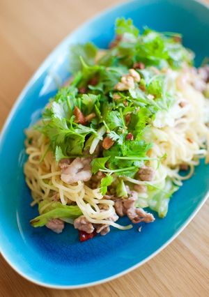 パクチー山盛りで！エスニック焼きそば-レシピのメイン写真