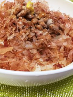 冷凍うどんの納豆丼-レシピのメイン写真