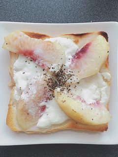 桃とヨーグルトとチーズのトースト-レシピのメイン写真