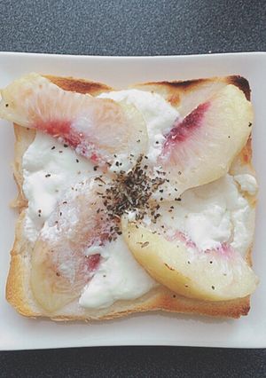 桃とヨーグルトとチーズのトースト-レシピのメイン写真