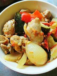 フライパンで鶏肉とズッキーニ簡単煮込み♪-レシピのメイン写真