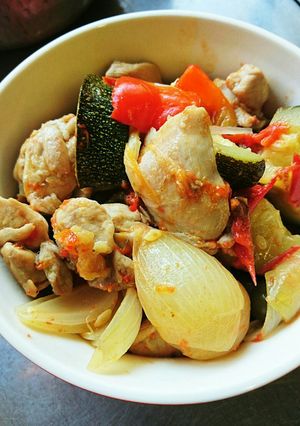 フライパンで鶏肉とズッキーニ簡単煮込み♪-レシピのメイン写真