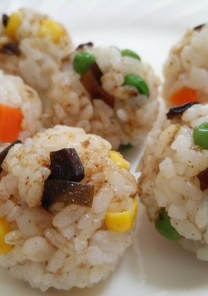 昆布佃煮＆ベジタブル三色コロコロおにぎり-レシピのメイン写真