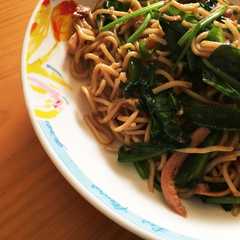 รูปของ ほうれん草と蜂蜜梅の☆焼きそば