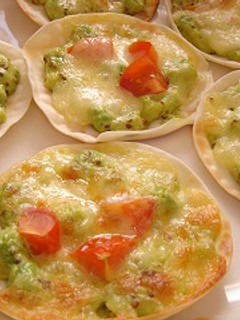 餃子の皮で作りますッ!簡単アボカドピザ-レシピのメイン写真
