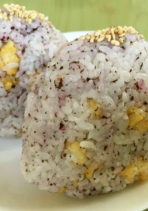 ☆海老ひねり揚げ ゆかり おにぎり-レシピのメイン写真