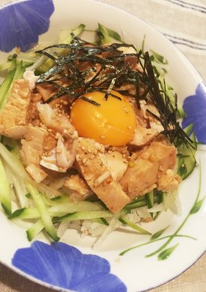 茹で鶏胸肉で！なんちゃってユッケ丼-レシピのメイン写真