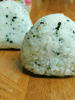冷凍唐揚げ&梅干しおにぎり※握り方も工夫-レシピのメイン写真