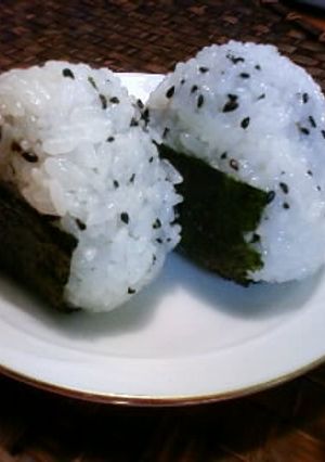 コクが出る♪♫♬ごま塩おにぎり-レシピのメイン写真