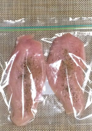 バジルとレモン汁で下味✨鶏むね肉冷凍保存-レシピのメイン写真