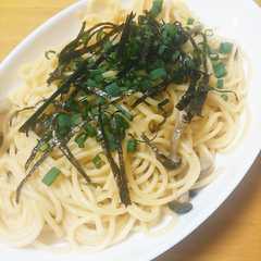 รูปของ 簡単！混ぜるだけ！にんにく薫る和風パスタ