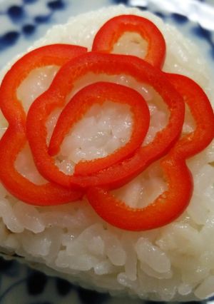 赤ピーマンdeはなまる◎昆布佃煮おにぎり-レシピのメイン写真