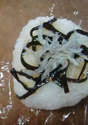 ちりめんじゃことふじっこ煮のおにぎり-レシピのメイン写真