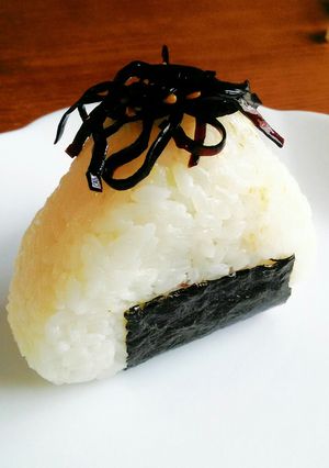 ラップで簡単！チーズこんぶおにぎり♪-レシピのメイン写真