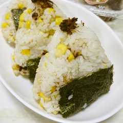 รูปของ とうもろこしご飯の昆布おにぎり