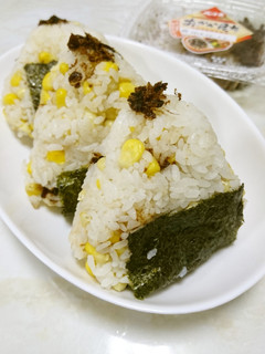 とうもろこしご飯の昆布おにぎり-レシピのメイン写真