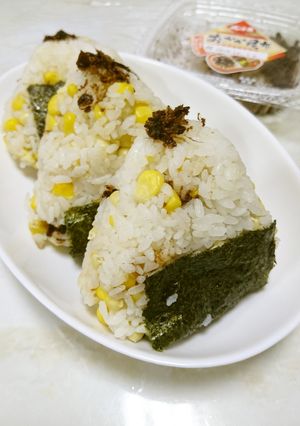 とうもろこしご飯の昆布おにぎり-レシピのメイン写真