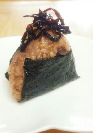 *お赤飯とゴマ昆布おにぎり*-レシピのメイン写真