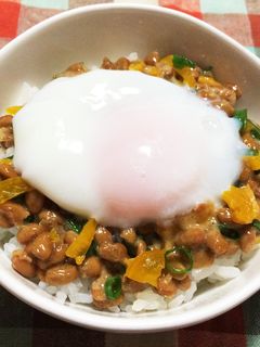 簡単♪納豆たくあん丼〜温玉のせ〜-レシピのメイン写真