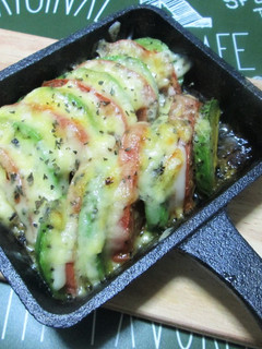 簡単♪ アボカドトマトのバジルチーズ焼き-レシピのメイン写真