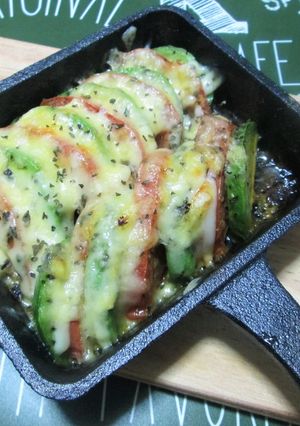 簡単♪ アボカドトマトのバジルチーズ焼き-レシピのメイン写真