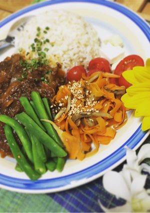 茹で野菜と一緒に食べる濃い目ハヤシライス-レシピのメイン写真