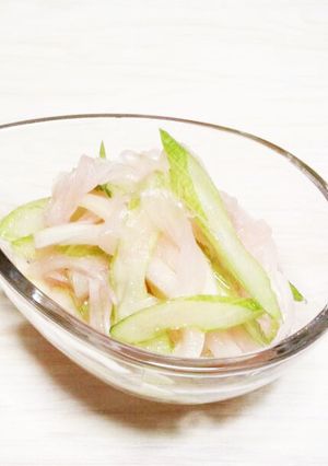 玉ねぎの甘酢漬けとセロリの和え物-レシピのメイン写真