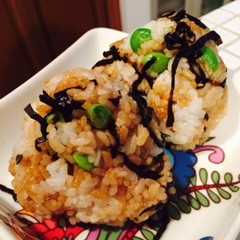 รูปของ ふじっ子煮で枝豆チーズ昆布おにぎり
