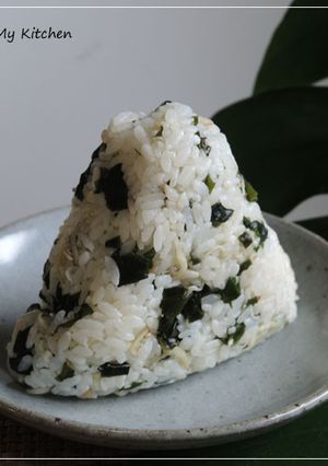 じゃこわかめのごま昆布オイルにぎり　-レシピのメイン写真