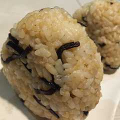 รูปของ ふじっ子煮ごま昆布で朝食おにぎり♪