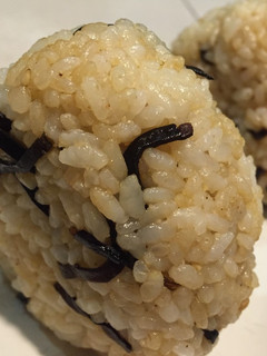 ふじっ子煮ごま昆布で朝食おにぎり♪-レシピのメイン写真