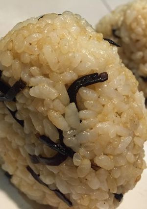 ふじっ子煮ごま昆布で朝食おにぎり♪-レシピのメイン写真