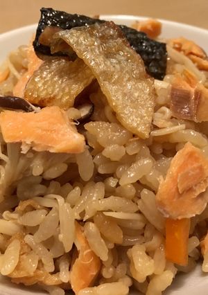 ごま油香る♡塩鮭とキノコの炊き込みご飯-レシピのメイン写真