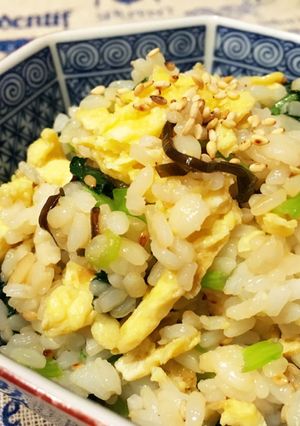 優しい味♫小松菜といり卵の混ぜごはん-レシピのメイン写真