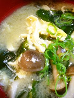 ふわふわ卵入り☆しめじとわかめの味噌汁-レシピのメイン写真
