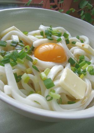 乗せて混ぜるだけ！バター醤油の釜玉うどん-レシピのメイン写真
