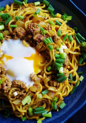 焼きカレーラーメン温玉のせ-レシピのメイン写真