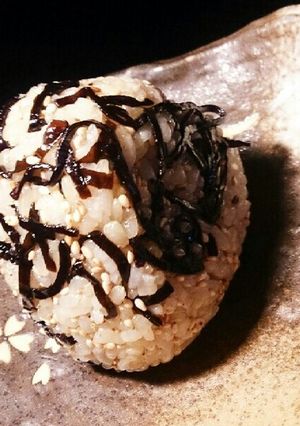 塩昆布＆ごまのアマニoilおにぎり-レシピのメイン写真