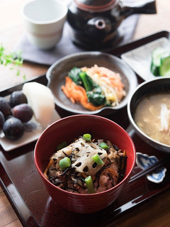 簡単 蓮根とひじき、ひき肉の混ぜご飯-レシピのメイン写真