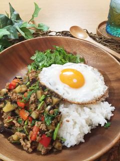 茄子とひき肉のエスニック炒めのっけごはん-レシピのメイン写真